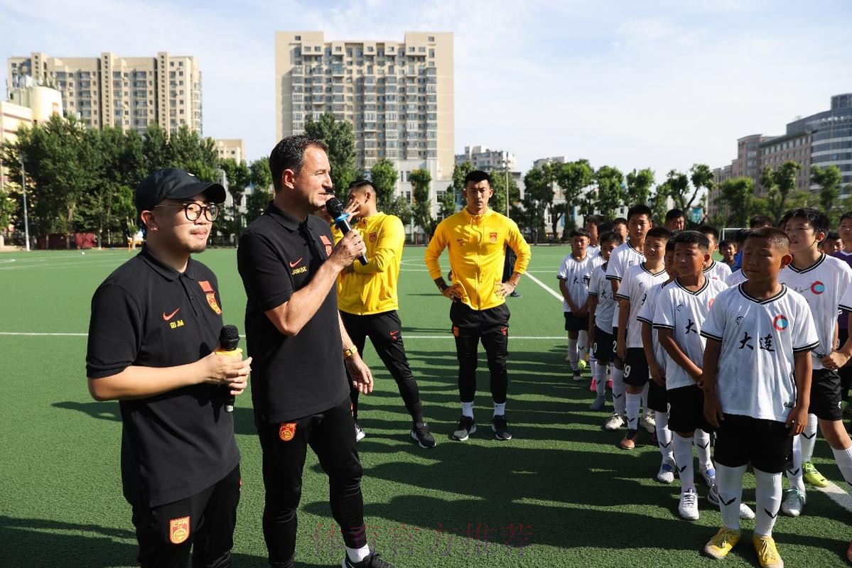 “中国之队进校园公益活动”:国脚“回家”,大连东北路小学沸腾了 “中国之队进校园公益活动”:国脚“回家”,大连东北路小学沸腾了